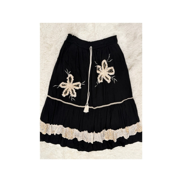 POL Dresses & Skirts - POL Black Midi Skirt with Beige Floral Embroidery - Size L (EUC)